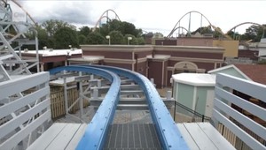 Nešťastie na kolotoči. Ľudia zostali visieť dole hlavou 10 metrov nad zemou