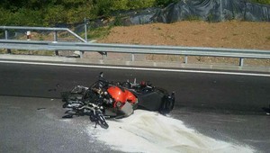 Nehoda pri Kremnici. Hasiči museli motorkára oživovať