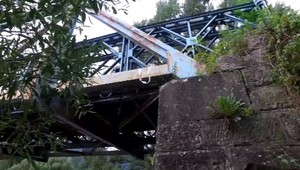 Muž spadol z piatich metrov. Policajti ho našli podchladeného