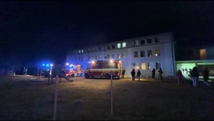 Rozsiahly zásah hasičov v Rudňanoch: Požiar bytovky vyhnal na ulicu stovky ľudí