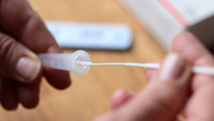 Nový variant covidu sa šíri Európou: Vedci varujú, že je výrazne nákazlivejší