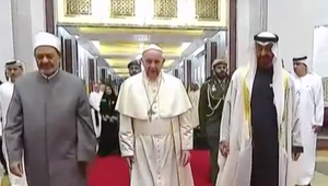 Dve odvážne deti sa dostali cez ochranku k pápežovi. Ten ich obdivuje