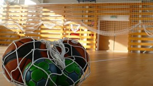 Telocvikár pýtal od detí intímne fotografie a špehoval ich v sprchách. Prípad vyšetruje polícia