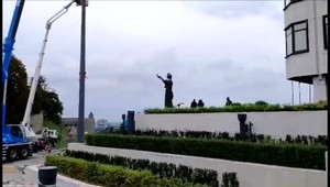 Stožiar pred parlamentom už stojí. Štátnu kasu nestál ani euro, vyzbierali sa naň darcovia