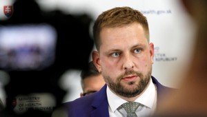 Minister zdravotníctva má preveriť zloženie vakcín proti COVID-19, vláda pozastavila ich odber