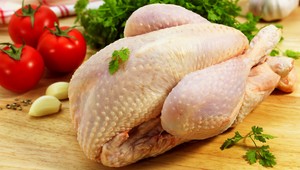 Slovenskí hydinári kupujú kurčatá v zahraničí, prebaľujú ich ako naše