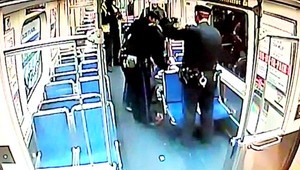 Z policajtov pôrodné asistentky. Žena porodila v metre