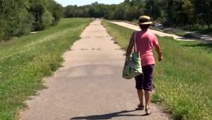 Šalianske ženy desí muž s kuklou na hlave. Nahý vyskakuje z kríkov a ukazuje svoje prirodzenie