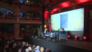 Spisovateľ Dan Brown predstavil svoju najnovšiu knihu v Prahe. Odohráva sa tam aj jej príbeh