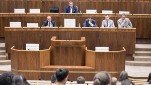 Koaličná kríza parlament neovplyvňuje. Ten prijal už 36 zákonov