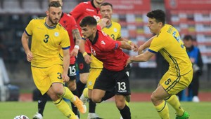 Španieli nezahrajú Kosovu hymnu ani nevyvesia vlajku. To sa búri