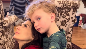 Je chorá spoločnosť alebo herec, ktorý zdieľal fotku manželky a syna? Je TOTO sexuálna narážka?!