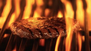 Burger King žaluje vegán: Bezmäsitý hamburger grilovali na rovnakom pulte ako mäso