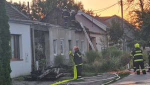 V obci pri hlavnom meste horel rodinný dom. Na mieste zasahovalo takmer 30 hasičov