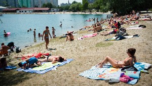 Deti na slnku. Na poludnie ich chráňte!