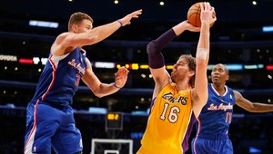 NBA: Obhajca vykročil úspešne, v derby triumf Lakers