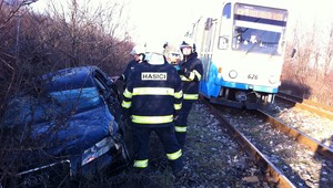 Električka sa rútila na auto!