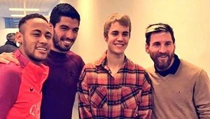 Hviezdy FC Barcelony si zatrénovali s Justinom Bieberom