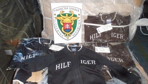 Colníci zaistili falošné svetre známej značky