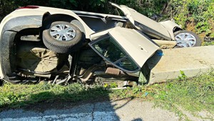 Tragédia na ceste: Náraz do múrika stál život 70-ročného vodiča