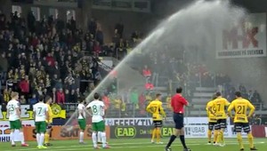 Futbalistov vo Švédsku vystrašil zavlažovací systém