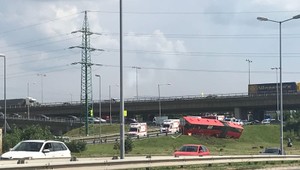 Nehoda pod Prístavným mostom. Autobus MHD skončil mimo cesty