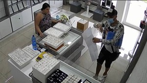 Polícia pátra po zlodejovi z Kolárova. Zo zlatníctva si odniesol prstene za 10-tisíc eur