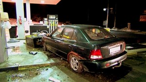 Ľad, šmyk a vodič zdemoloval stojan na pumpe