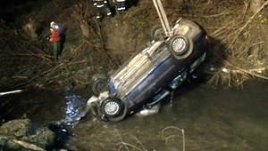 Mladý pár skončil s autom v potoku