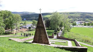 Domy si postavili vedľa masového hrobu. Obyvatelia budú stretávať archeológov