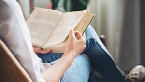 Knižné tipy na január: Dokuromán o KGB či príručka kritického myslenia