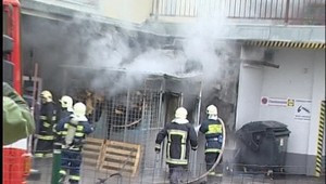 Podpálila novinový stánok