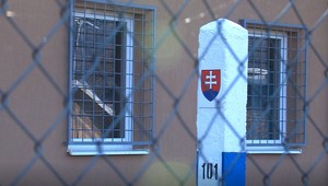 Bez dokladov na Slovensko. Policajti zadržali skupinku Vietnamcov