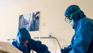 Pozostalí obetí COVID-19 sa spájajú, aby zdieľali bolesť a uctili si tých, s ktorými sa ani nerozlúčili