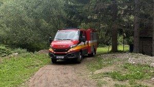 Dieťa spadlo do šachty. Pomáhali hasiči aj vrtuľník