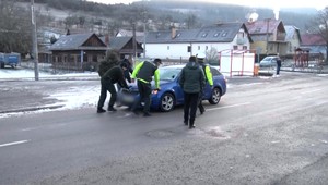 Dve dôchodkyne bez reflexných prvkov neprežili zrážku s autom. Jedna zomrela pred očami kamarátky, druhá pri dome