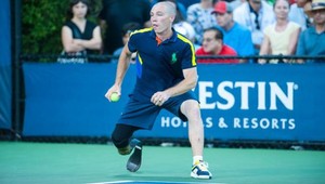Zranený vojak z Afganistanu podáva na US Open hviezdam loptičky