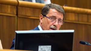 Opozícia chce po Ficovi odvolávať aj Pašku, má dostatok podpisov