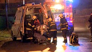 Bezdomovec sa zasekol v horiacej unimobunke, popálil si zadnú časť tela