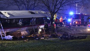 Deň PO. Tragédiu autobusu pri Prahe pripomínajú už len sviečky