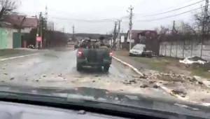 Prokremeľskí dezinformátori šíria videa obetí z Buče a tvrdia, že ide o hercov. Na záberoch sa údajne hýbu