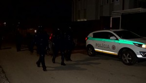 Vzduchom lietali kamene a ľudia sa mlátili lopatami. Situáciu upokojili až policajti