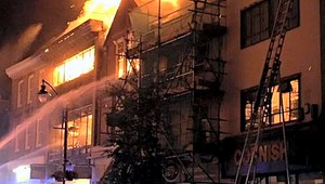 Slovák je v Anglicku podozrivý z podpaľačstva, vinu popiera