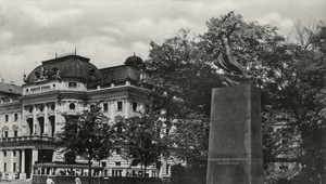 Historická budova SND. Poškodilo ju bombardovanie, teraz do nej zateká.