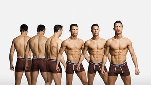 Cristiano Ronaldo v spodnej bielizni bez retuše. Čo ponúka?