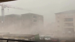 Počas prudkých letných búrok zomrelo najmenej 13 ľudí, ďalší utrpeli vážne zranenia