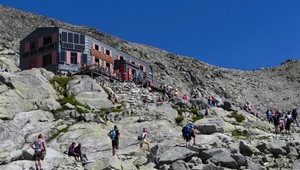 Pod Rysmi otvorili nové ekologické toalety, maľovaná búdka zostáva ako záložné riešenie