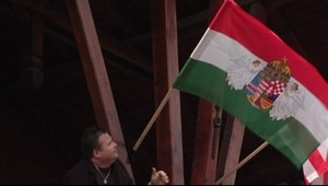 Slotu provokuje zástavami, chce s ním piť...