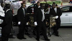 Arethu Franklin uložili do truhly s prekríženými nohami