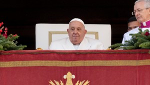 Pápež František zostáva v kritickom stave, podstúpil kyslíkovú terapiu